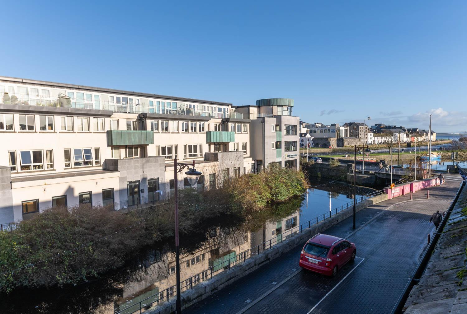 Modern Canal View Home, In City Centre, Sleeps 8 Galway Exteriér fotografie