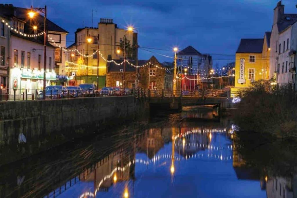 Modern Canal View Home, In City Centre, Sleeps 8 Galway Exteriér fotografie