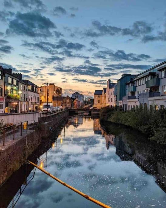 Modern Canal View Home, In City Centre, Sleeps 8 Galway Exteriér fotografie