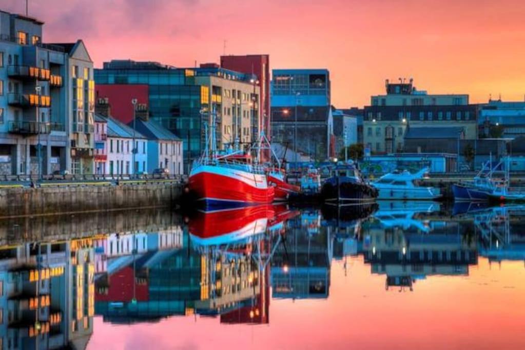 Modern Canal View Home, In City Centre, Sleeps 8 Galway Exteriér fotografie